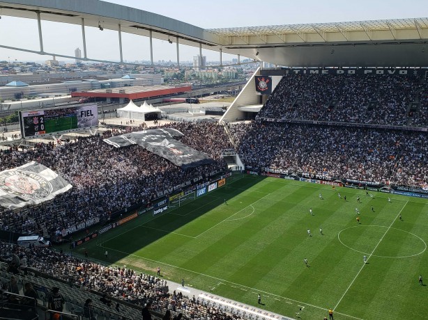 Setor Norte da Arena Corinthians, das organizadas, com seus bandeirões