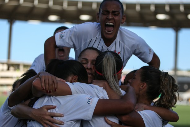 Elenco feminino do Corinthians comemorando vitória sobre o Flamengo, pela semi do Brasileirão