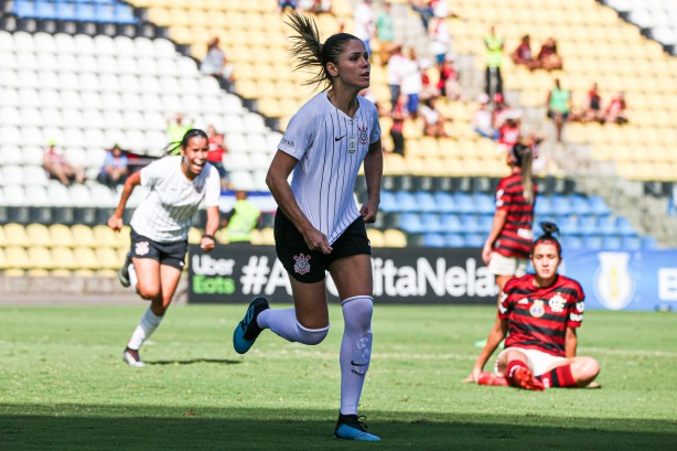 Erika comemora seu gol contra o Flamengo, pelo Brasileirão Feminino