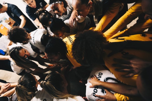 Garotas do Corinthians antes do duelo contra o Flamengo, pela semifinal do Brasileirão
