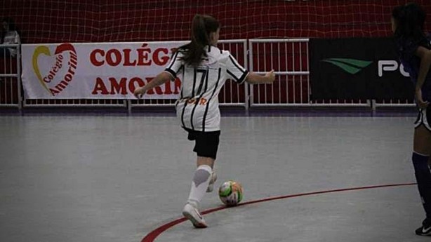 Flvia representa o Corinthians em jogos pelo futsal