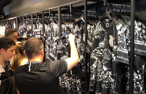 Torcedores mudaram de opinião ao ver o novo uniforme em mãos
