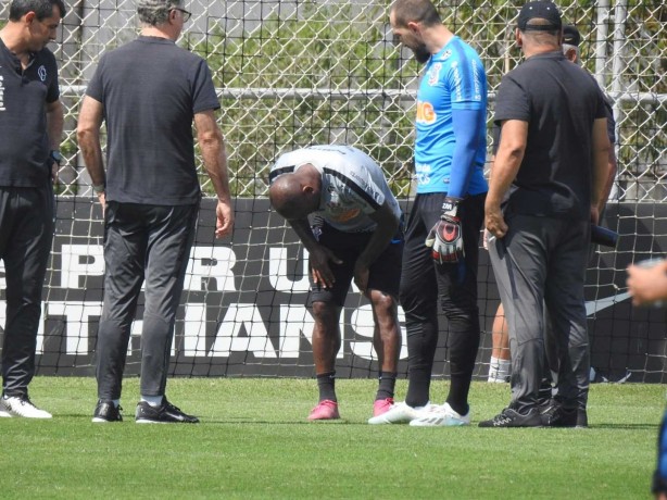 Vagner Love sentiu pancada e chamou ateno no treino