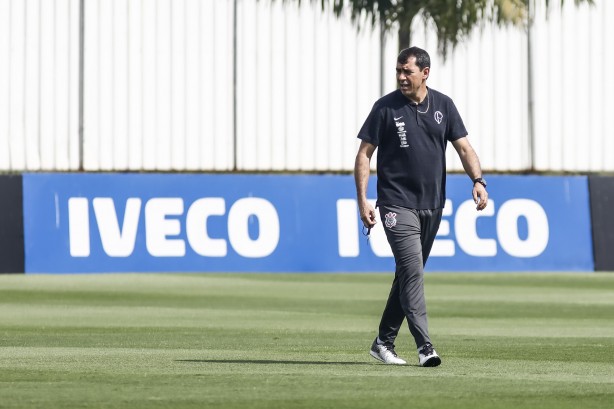 Carille no treino desta quinta no CT Joaquim Grava; Timão se prepara para enfrentar o Fluminense