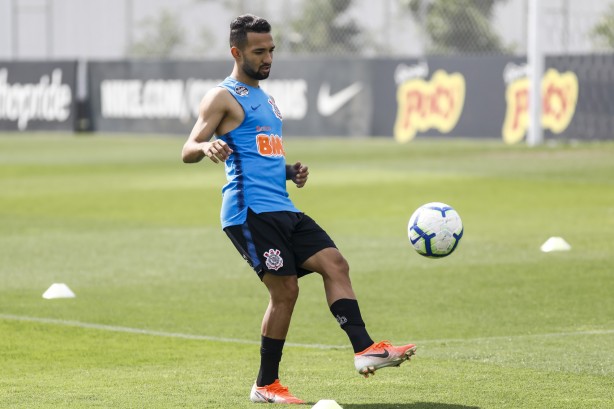 Meia Clayson no treino desta quinta no CT Joaquim Grava