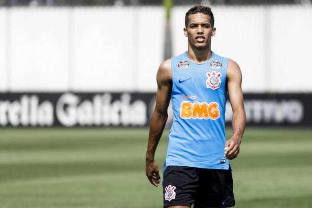 Pedrinho no treino desta quinta no CT Joaquim Grava; Timão se prepara para enfrentar o Fluminense