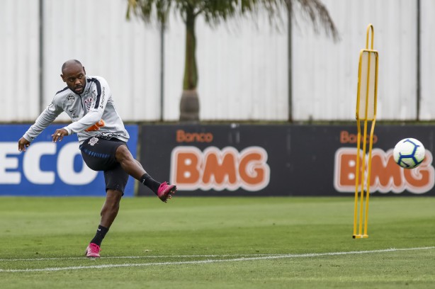 Atacante Vagner Love no treinamento desta sexta-feira no CT Joaquim Grava