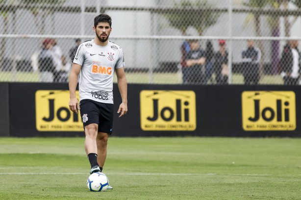 Bruno Méndez no treinamento desta sexta-feira no CT Joaquim Grava