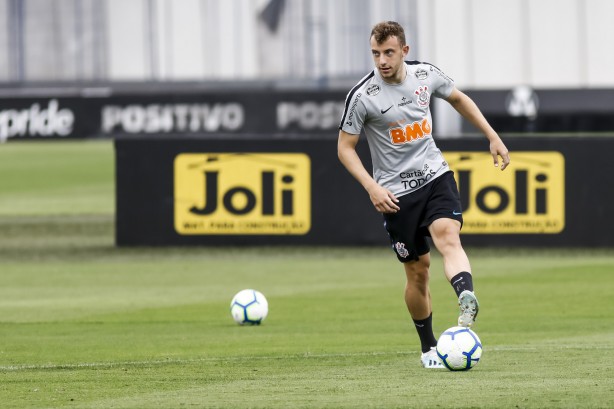 Carlos Augusto no treinamento desta sexta-feira no CT Joaquim Grava