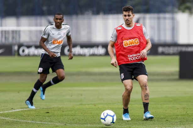 Danilo Avelar no treino desta sexta-feira no CT Joaquim Grava