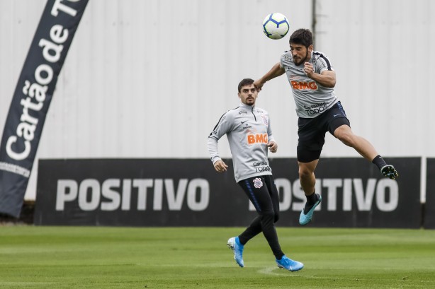 Fagner e Méndez no treinamento desta sexta-feira no CT Joaquim Grava