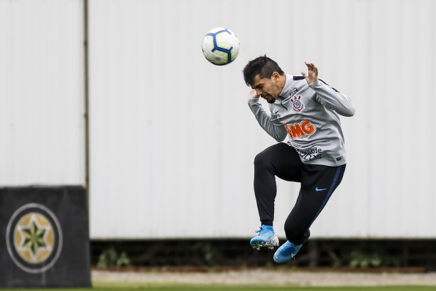 Fagner no treinamento desta sexta-feira no CT Joaquim Grava