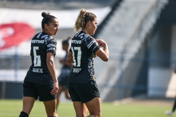 Juliete e Tamires durante vitória contra o Flamengo, pela semifinal do Brasileirão Feminino