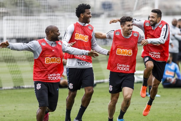 Love, Gil, Avelar e Clayson no treino desta sexta-feira no CT Joaquim Grava