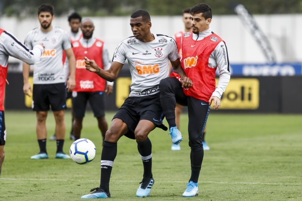Marllon e Fagner no treinamento desta sexta-feira no CT Joaquim Grava
