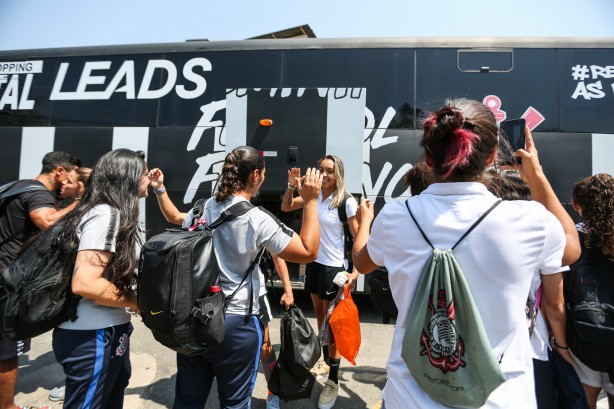 Meninas do Corinthians chegam à Fazendinha para semifinal contra o Flamengo