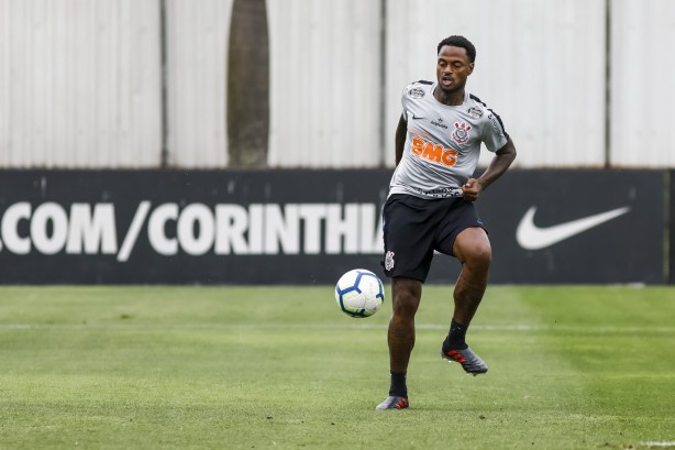 Renê Júnior no treinamento desta sexta-feira no CT Joaquim Grava