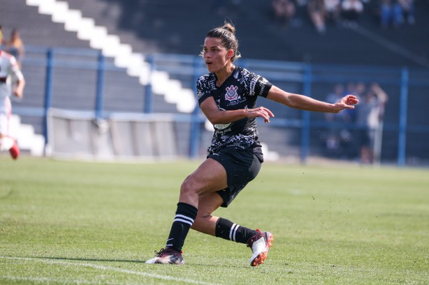 Tamires durante arremate na vitória contra o Flamengo, pela semifinal do Brasileirão Feminino
