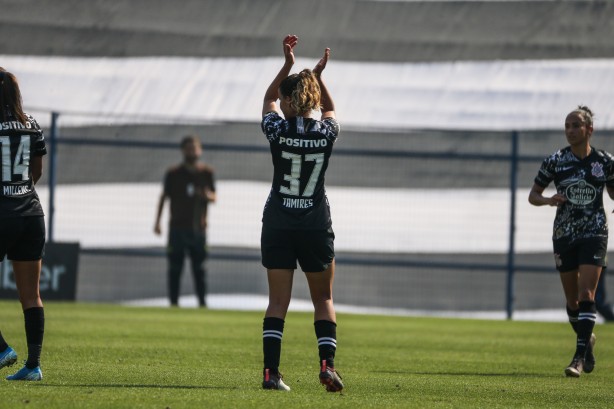 Tamires feliz com seu gol contra o Flamengo, pelo Brasileirão feminino