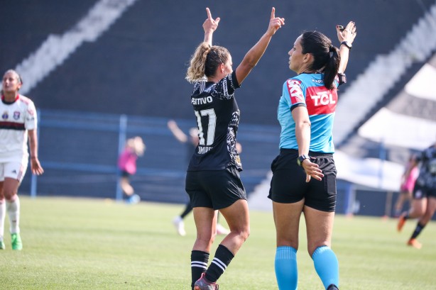 Tamires marca o primeiro gol do Corinthians contra o Flamengo, pela semifinal do Brasileirão