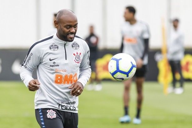 Vagner Love no treinamento desta sexta-feira no CT Joaquim Grava
