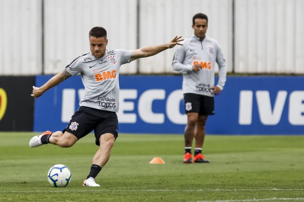 Volante Ramiro no treinamento desta sexta-feira no CT Joaquim Grava