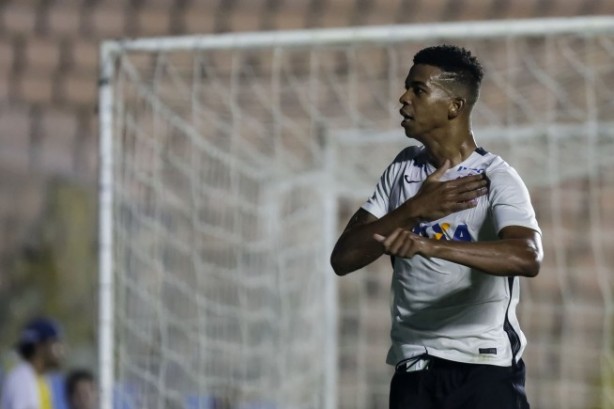 Carlinhos ainda no conseguiu no novo clube as boas atuaes que fez pelo Corinthians