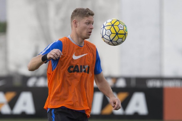 Marlone marcou gol que concorreu ao Pskas pelo Corinthians e hoje defende o Gois