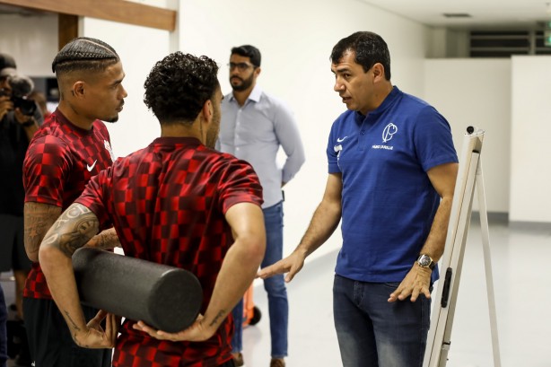 Carille, Urso e Gabriel no vestiário do Mané Garrincha antes do jogo contra o Fluminense
