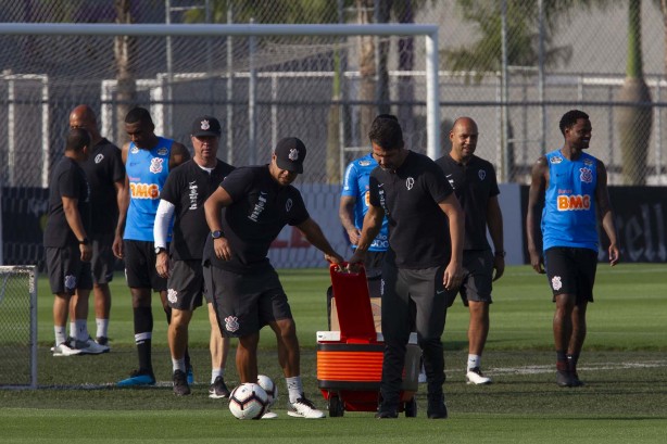 Comissão e jogadores do Corinthians volta aos treinos nesta segunda-feira para enfrentar o Del Valle