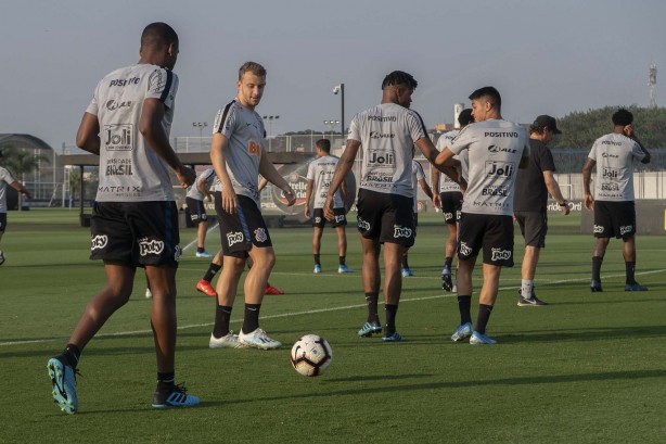 Carlos e companheiros durante último treino antes da decisão pela Sul-Americana