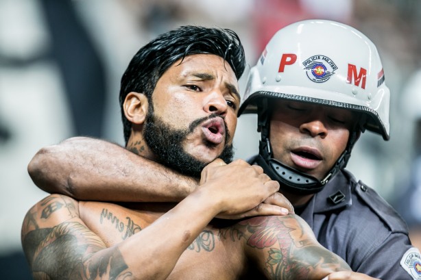 Fanático torcedor foi detido ao tentar invadir o campo no final do jogo contra o Del Valle