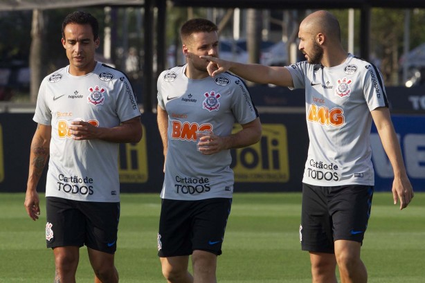 Meias Jadson, Ramiro e Régis durante último treino antes da decisão pela Sul-Americana