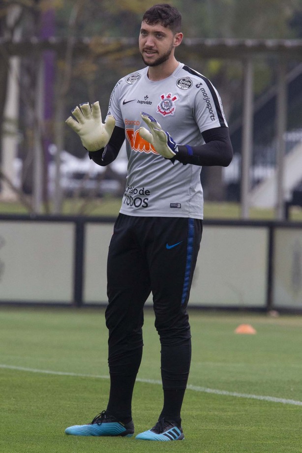 Caíque França durante treino desta quinta-feira no CT Joaquim Grava