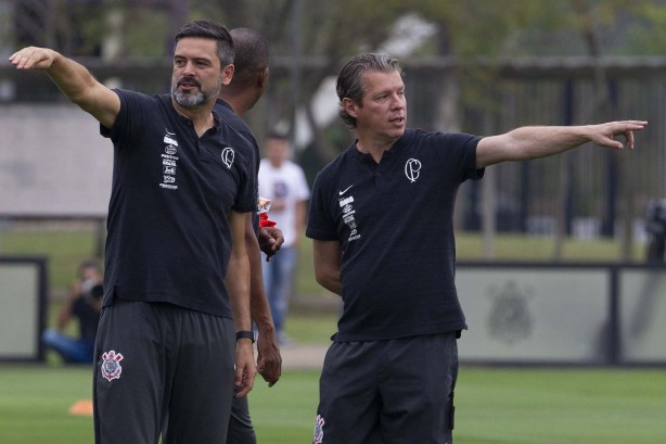 Cuca e Walmir Cruz durante treino desta quinta-feira no CT Joaquim Grava