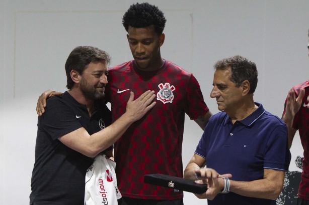 Duílio e Kalil cumprimentam Gil pelos 200 jogos pelo Corinthians