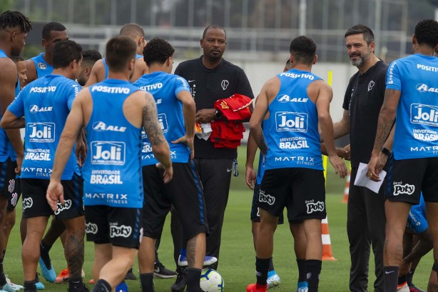 Elenco do Corinthians reunido durante treino desta quinta-feira no CT Joaquim Grava