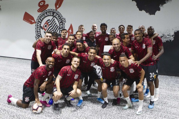 Elenco no vestiário da Arena Corinthians antes da partida contra o Del Valle