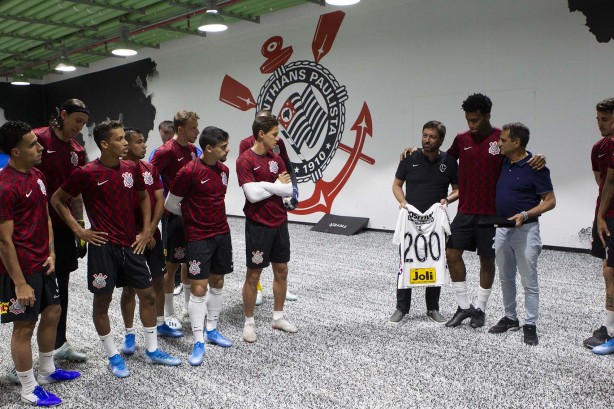 Elenco presta homenagem aos 200 jogos de Gil com a camisa do Corinthians