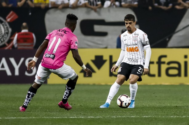 Fagner durante jogo contra o Independiente del Valle, na Arena Corinthians, pela Sul-Americana