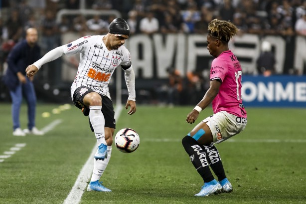 Fagner durante jogo contra o Independiente del Valle, na Arena Corinthians, pela Sul-Americana