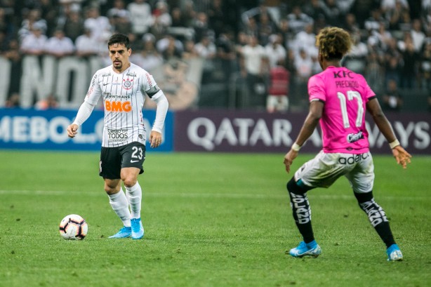Fagner no embate contra o Independiente del Valle, pela Copa Sul-Americana