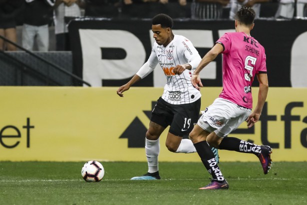 Gustavo durante partida contra o Indendiente del Valle, pela Sul-Americana