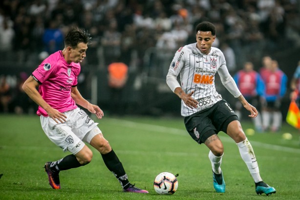 Gustavo no embate contra o Independiente del Valle, pela Copa Sul-Americana