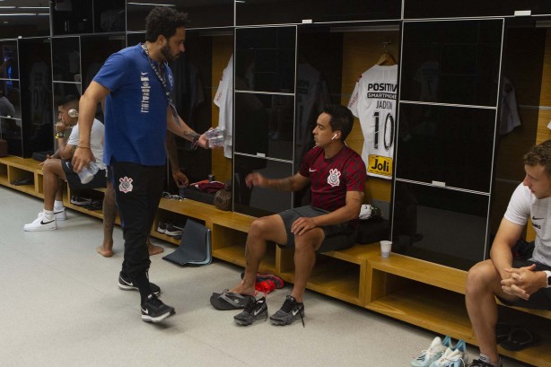 Jadson no vestiário da Arena Corinthians antes da partida contra o Del Valle