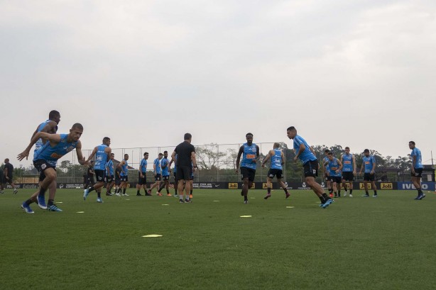 Jogadores do Corinthians durante treino desta quinta-feira no CT Joaquim Grava