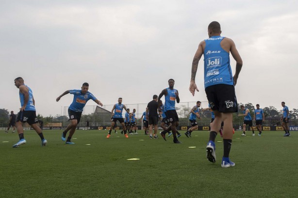 Jogadores do Timão durante treino desta quinta-feira no CT Joaquim Grava