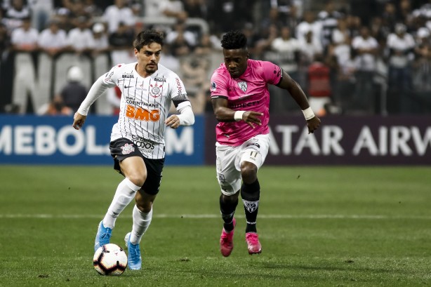 Lateral Fagner durante jogo contra o Independiente del Valle, na Arena Corinthians