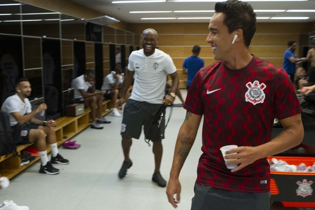 Love e Jadson no vestiário da Arena Corinthians antes da partida contra o Del Valle