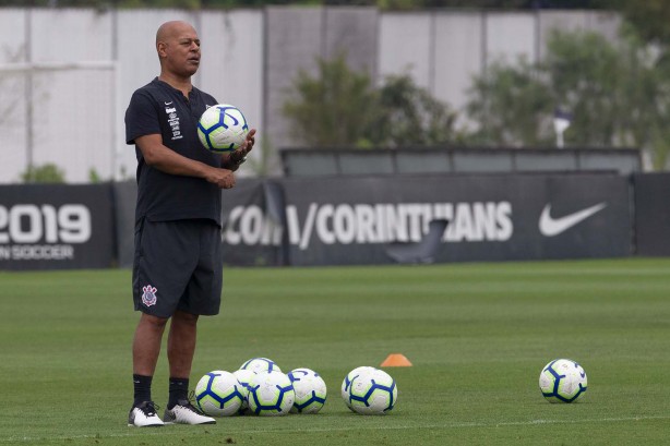 Mauro da Silva durante treino desta quinta-feira no CT Joaquim Grava